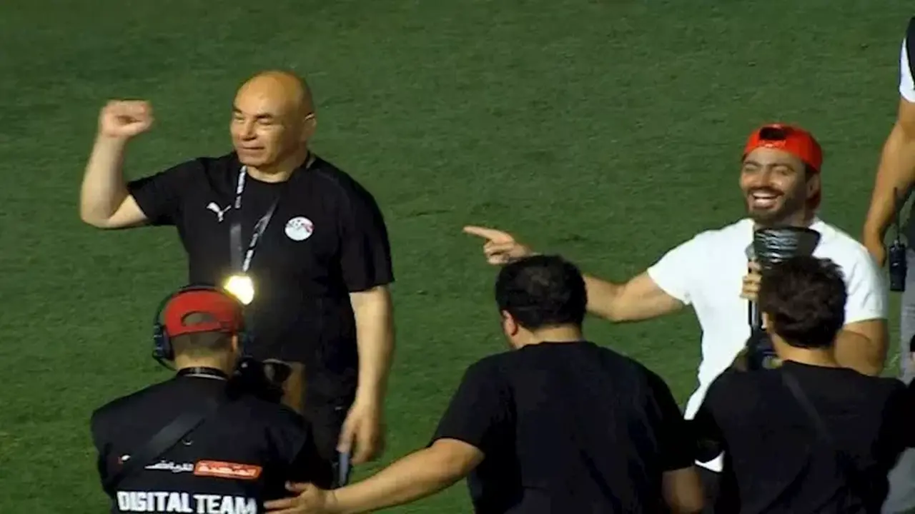 تامر حسني يحتفل مع لاعبي منتخب مصر بتتويجهم على أنغام “قدها”